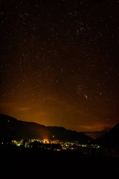 Stjärnvy Och Ljus Förorening Över Liten Stad — Stockfoto