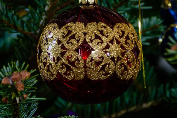 Macro tiro de una bola roja en forma de ornamento en un árbol de Navidad —  Fotos de Stock