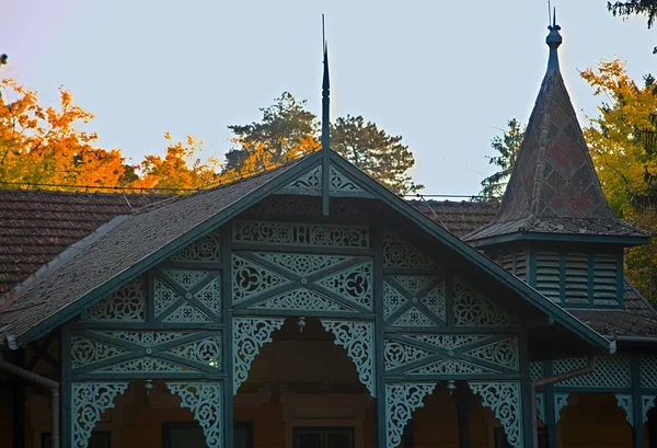 Geleneksel Macar evinin verandasındaki ahşap süslemeler. — Stok fotoğraf