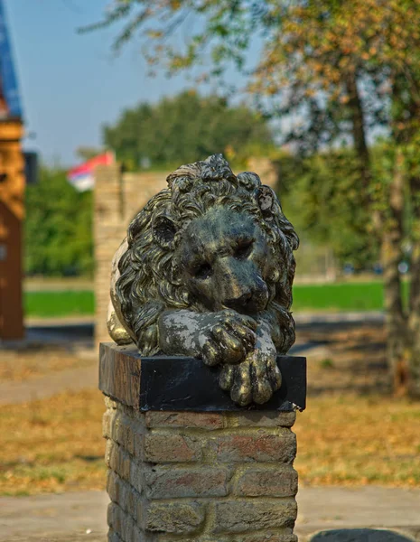 Bronzestatue eines Löwen auf Ziegelsockel — Stockfoto