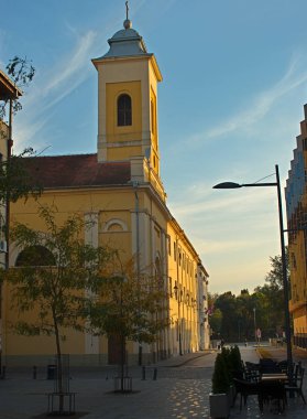Sırbistan 'ın Zrenjanin kentindeki merkez meydandaki manastır