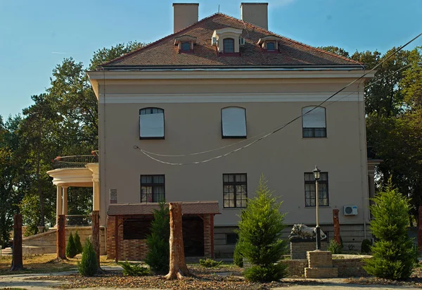SRPSKA CRNJA, SERBIA, OKTOBER 14-2018 - Buitenaanzicht op villa met deuren — Stockfoto