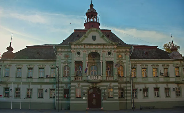 ZRENJANIN, SERBIA, 14 oktober 2018 - Stadshuset på stora torget — Stockfoto