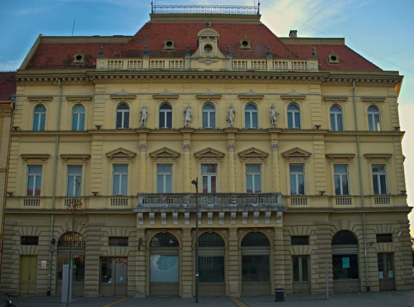 ZRENJANIN, SERBIE, 14. října 2018 - Barokní budova na hlavním náměstí — Stock fotografie