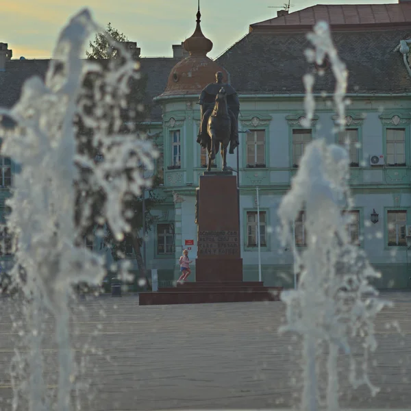 ZRENJANIN, SERBIA, LOKAKUU 14th 2018 - Kuningas Pietarin muistomerkki suihkulähteen vesisuihkujen välissä — kuvapankkivalokuva