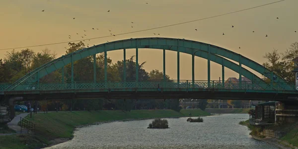 Puente de acero que cruza el río Begej en Zrenjanin, Serbia — Foto de Stock