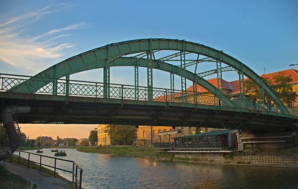 Ocelový most přes řeku Begej v Zrenjaninu, Srbsko — Stock fotografie