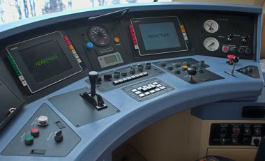 İçeride modern tren şoförü kulübesine bakın.