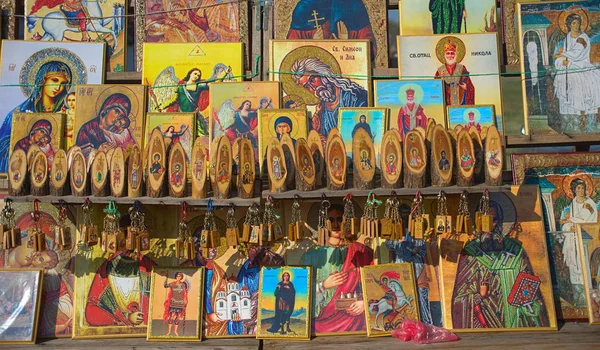 在市集上展出的各种正统基督教神像 — 图库照片
