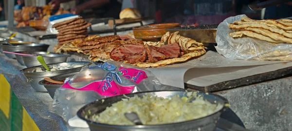 Barbecue stand met een bos van verschillende bereide vleeswaren Barbeque stand met een bos van verschillende bereide vleeswaren, close-up — Stockfoto