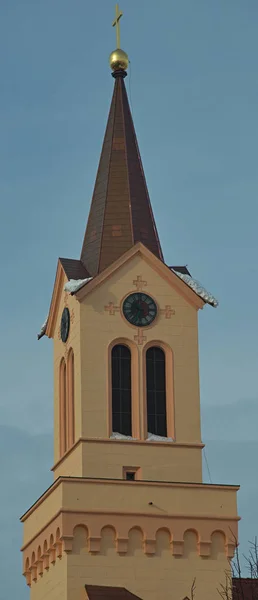 Torre de sino de igreja ortodoxa laranja totalmente reconstruída — Fotografia de Stock