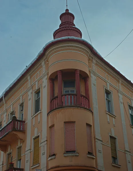 Canto superior de um edifício de estilo antigo com uma fachada laranja — Fotografia de Stock