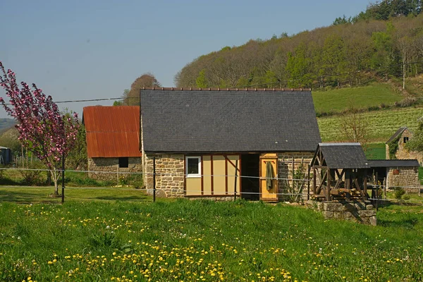 Pequena casa de pedra no pacífico campo francês — Fotografia de Stock