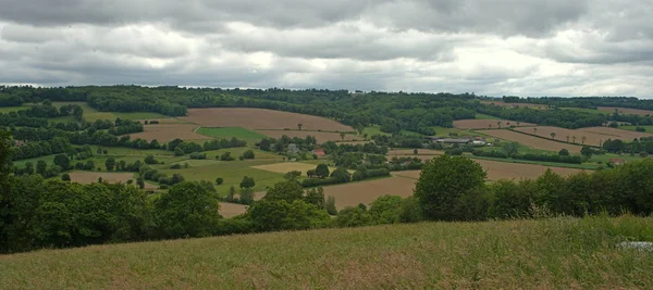 Vista da colina na paisagem tranquila na Normandia rural — Fotografia de Stock