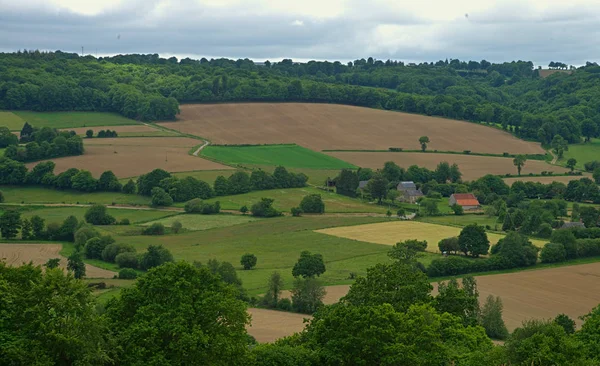 Normandiya kırsalındaki sakin manzaraya tepeden bak — Stok fotoğraf