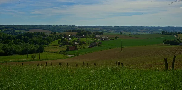 Vedere de pe deal pe un peisaj liniștit din Normandia rurală — Fotografie, imagine de stoc