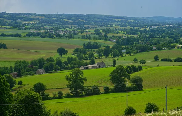 Vedere de pe deal pe un peisaj liniștit din Normandia rurală — Fotografie, imagine de stoc