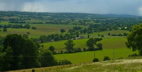 Vedere de pe deal pe un peisaj liniștit din Normandia rurală — Fotografie, imagine de stoc