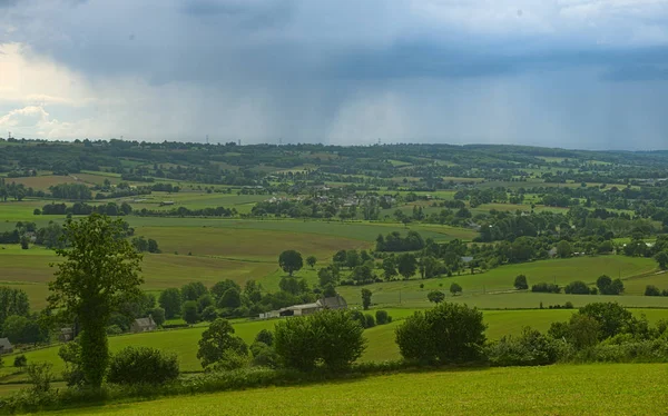 Blick vom Hügel auf ruhige Landschaft in der ländlichen Normandie — Stockfoto