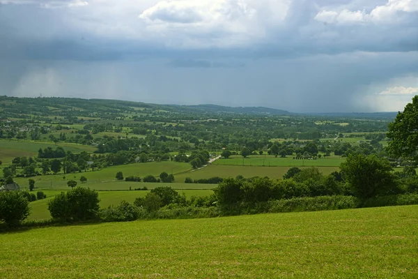 Blick vom Hügel auf ruhige Landschaft in der ländlichen Normandie — Stockfoto