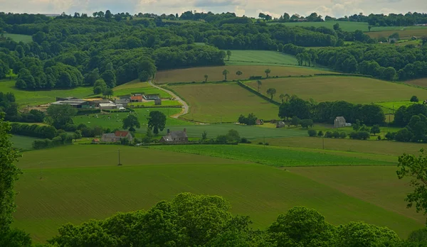 Uitzicht vanaf de heuvel op rustig landschap in landelijk Normandië — Stockfoto