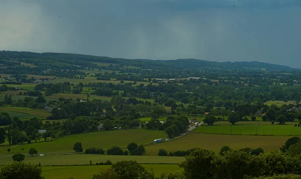 Θέα από το λόφο στο τοπίο στην αγροτική Νορμανδία και καταιγίδα που σχηματίζουν σε απόσταση — Φωτογραφία Αρχείου