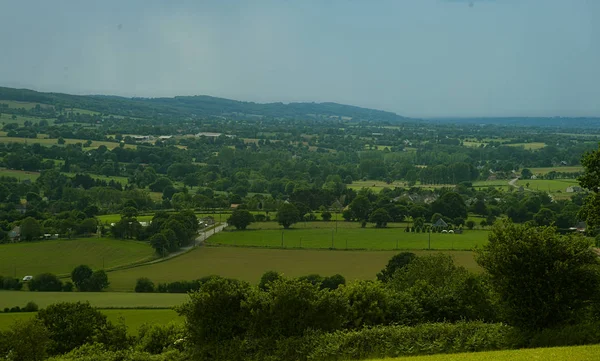 Вид з пагорба на ландшафт в сільській Нормандії і шторм формується на відстані — стокове фото