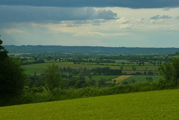 Vista desde la colina sobre un paisaje tranquilo en la Normandía rural —  Fotos de Stock
