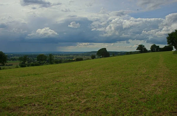 Blick vom Hügel auf ruhige Landschaft in der ländlichen Normandie — Stockfoto