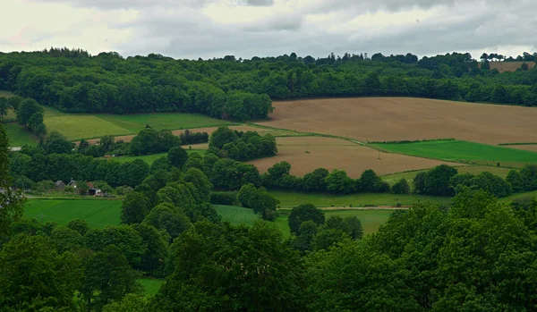 Вид з пагорба на спокійний пейзаж у сільській Нормандії. Ліцензійні Стокові Фото