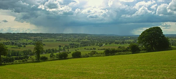Вид з пагорба на спокійний пейзаж у сільській Нормандії. Ліцензійні Стокові Зображення