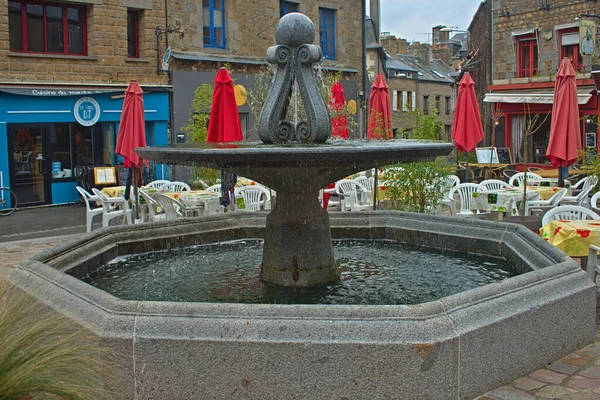 AVRANCHES, FRANÇA - 04 de abril de 2019 - Fonte na praça principal com restaurantes ao redor — Fotografia de Stock