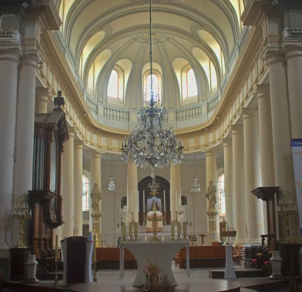 Beeindruckendes Interieur einer katholischen Kirche in avranches, Frankreich — Stockfoto