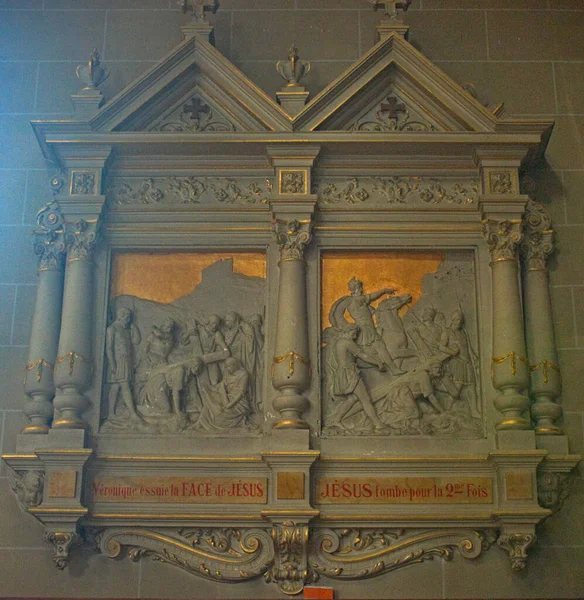 Altar mit Heiligenstatuen in katholischer Kathedrale in avranches, Frankreich — Stockfoto