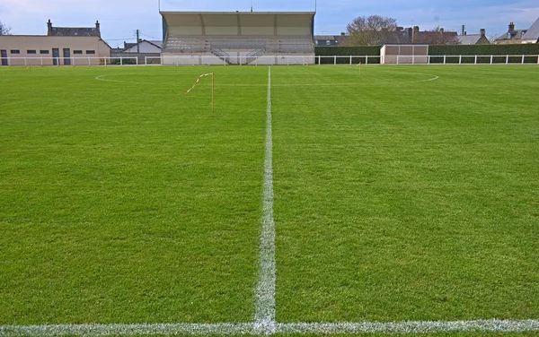 Uitzicht op het midden van een leeg voetbalveld — Stockfoto