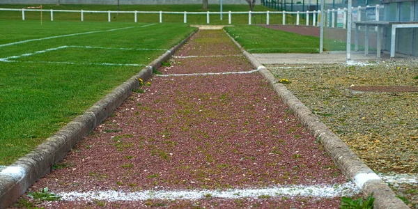 Lång hoppbana på en stadion, framifrån — Stockfoto