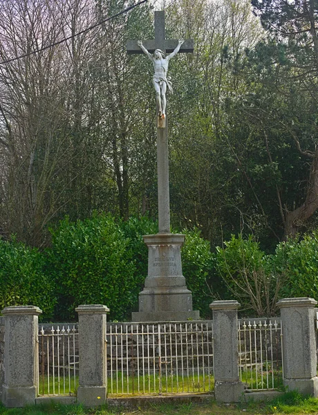 Περιφραγμένο πέτρινο μνημείο του Ιησού σε ένα σταυρό στο πάρκο — Φωτογραφία Αρχείου
