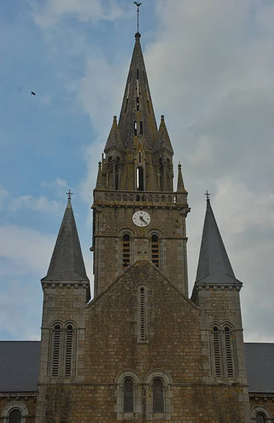 Μεγάλη παλιά πέτρα Καθολική καθεδρικός ναός στο Sourdeval Νορμανδία Γαλλία — Φωτογραφία Αρχείου