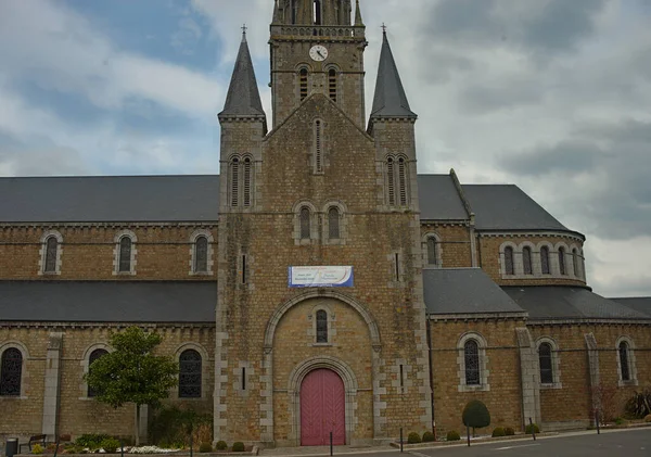 Big old stone Catholic cathedral in Sourdeval Normandy France — Stock Photo, Image