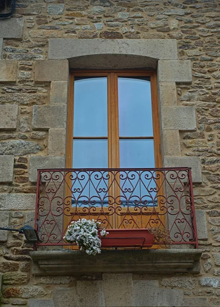 Petite terrasse avec porte balcon sur vieille maison en pierre — Photo