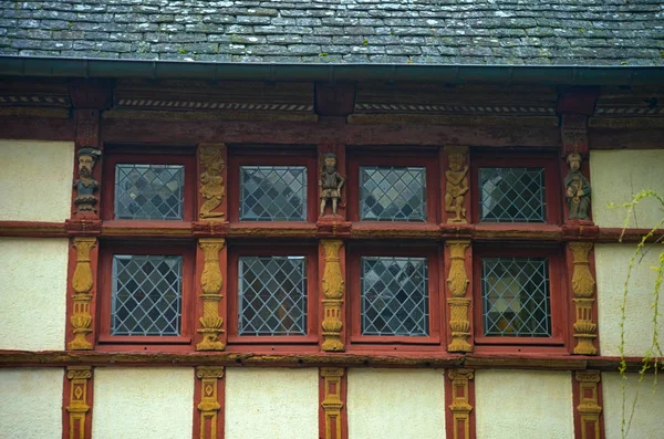 Windows and facade on medieval house in Dinon, France — 스톡 사진