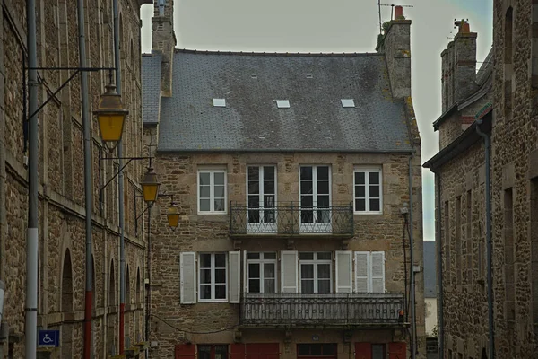 Ancien bâtiment traditionnel en pierre française avec fenêtres en bois — Photo