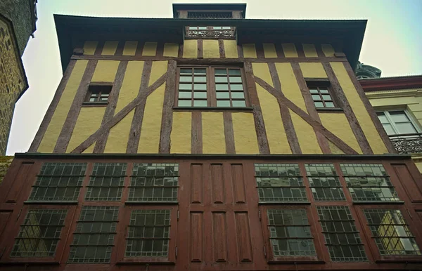 Volledig gerestaureerd oud middeleeuws traditioneel huis in Dinon, Frankrijk — Stockfoto