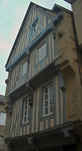 Totalmente restaurada antiga casa tradicional medieval em Dinon, França — Fotografia de Stock