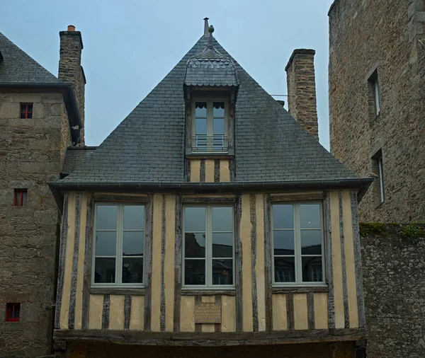 Totalmente restaurada antiga casa tradicional medieval em Dinon, França — Fotografia de Stock