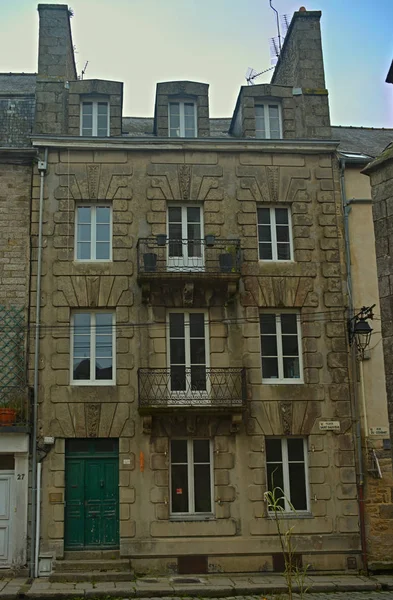 Traditional urban stone house in Dinan, France — Stock Photo, Image