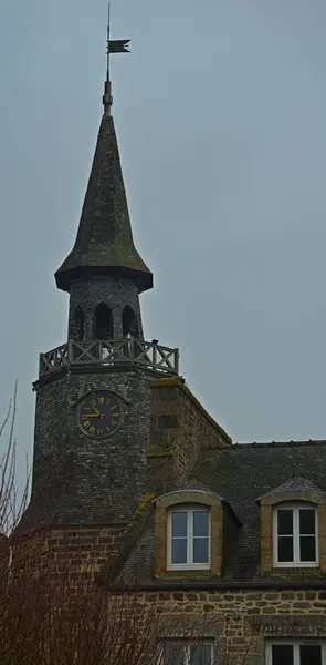 Torre de relógio de pedra medieval antiga em Dinan, França — Fotografia de Stock