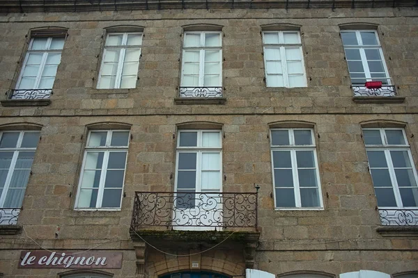 Tradizionale edificio in pietra francese con molte finestre — Foto Stock