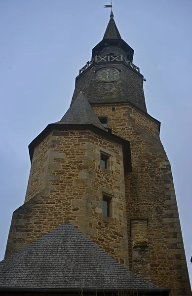 Vecchia torre dell'orologio in pietra medievale a Dinan, Francia — Foto Stock