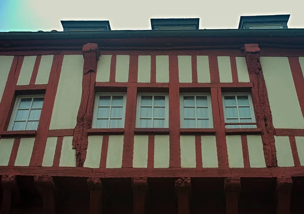 Windows and facade on medieval house in Dinon, France — 스톡 사진